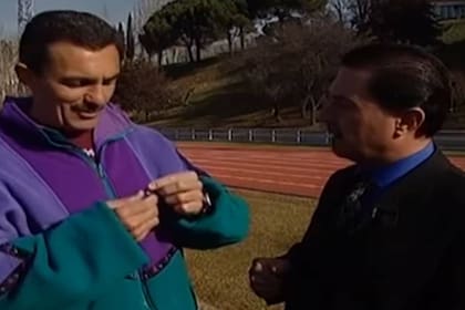 Francisco López Romera (izquierda) le explica al entonces árbitro internacional José María García Aranda cómo funciona el sistema para comunicarse entre los referís durante un partido, en la presentación televisiva de su proyecto, en febrero de 1999