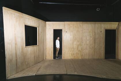 Francisco Lumerman, en la escenografía de su obra El río en mí, en su nueva sala Moscú