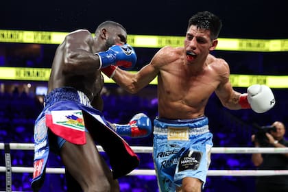 Francisco Manzur pega ante Yoenly Hernández