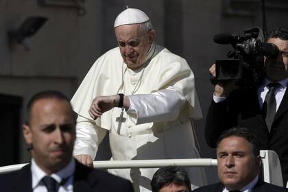 Francisco mira la hora, ayer, durante la audiencia de los miércoles