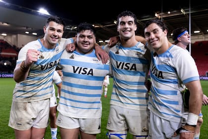 Francisco Moreno, segundo desde la izquierda, con sus compañeros de Argentina XV, luego de un encuentro ante Bristol Bears, en el Reino Unido