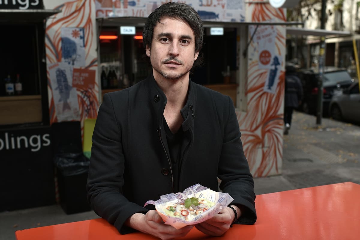Francisco Moritán posa frente a sus emprendimientos gastronómicos en el paseo Vía Viva del barrio de Belgrano.
Foto: Pablo Aharonian.