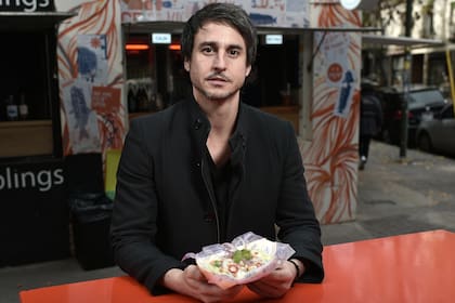 Francisco Moritán posa frente a sus emprendimientos gastronómicos en el paseo Vía Viva del barrio de Belgrano.
Foto: Pablo Aharonian.