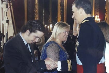 Francisco Nicolás Gómez Iglesias saluda al recién proclamado Felipe VI durante la ceremonia realizada en el Palacio de La Zarzuela