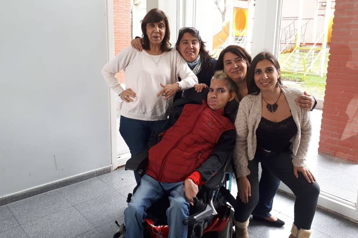 Francisco ofrece prestar el respirador artificial que suele llevar como resguardo cuando viaja