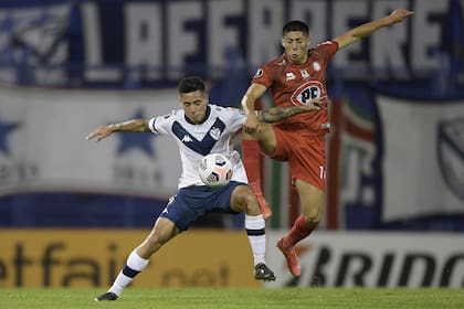 Francisco Ortega lucha por el balón con Simón Ramírez; Vélez sacó boleto a octavos