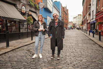 Francisco Paco Tobal y Paula Dorin, dos de los organizadores de la primera Biblioteca Argentina Irlandesa