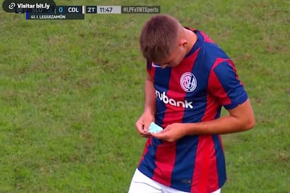 Francisco Perruzzi recibe un papel mandado por el DT Insua con una indicación desde el banco; se lo alcanzó Iván Leguizamón, cuando ingresó a los 18 minutos del segundo tiempo por Bareiro