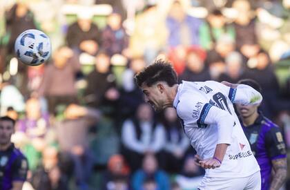 Francisco Pizzini anota, de cabeza, el 1-0 de Vélez ante Banfield, en el Sur
