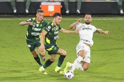 Francisco Pizzini, de Defensa y Justicia, intenta llevarse la pelota ante la marca de Zé Rafael, de Palmeiras, durante el partido de ida de la Recopa Sudamericana disputado en Varela.