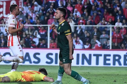 Francisco Pizzini festeja el 2-0 de Defensa y Justicia ante Unión; lo sufre el arquero Mele