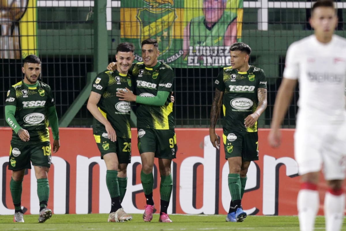 Francisco Pizzini saluda al uruguayo Miguel Merentiel, el autor del primer tanto de Defensa y Justicia en el 2-1 sobre Estudiantes por el Torneo 2021; cerca, Gabriel Hachen y Walter Bou.