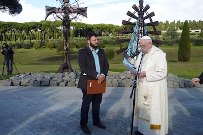 Francisco presentó dos obras de Alejandro Marmo