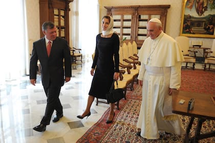 Rania y Abdala II junto al papa Francisco, en junio de 2020