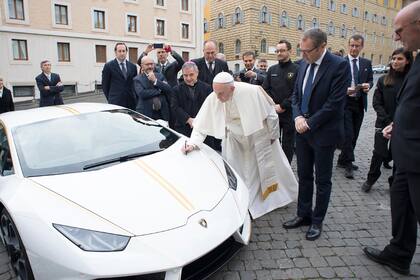 Francisco recibió de regalo un Lamborghini y decidió subastarlo para obras de caridad