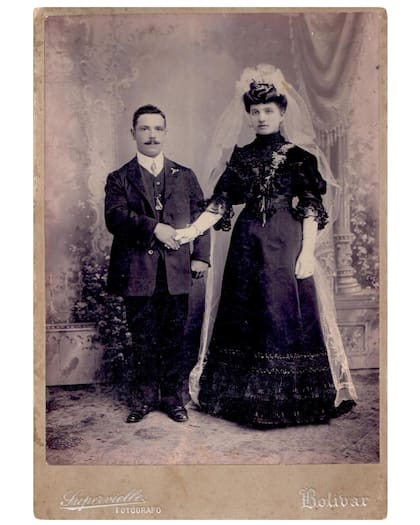Francisco Roca Busquet y María del Carmen Chiavari Donatelli, Bolívar, Buenos Aires, Argentina. Estudio Fotográfico Supervielle, año 1908.
