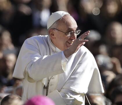 Francisco saluda a la multitud congregada en la Plaza de San Pedro al llegar para la ceremonia inaugural de su papado, hace diez años