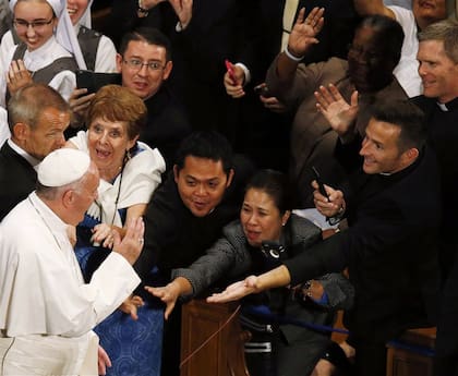 Francisco saluda ayer a la gente en la basílica de la Inmaculada Concepción