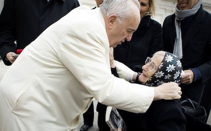 Francisco saluda e Françoise Tisseau, madre de una desaparecida