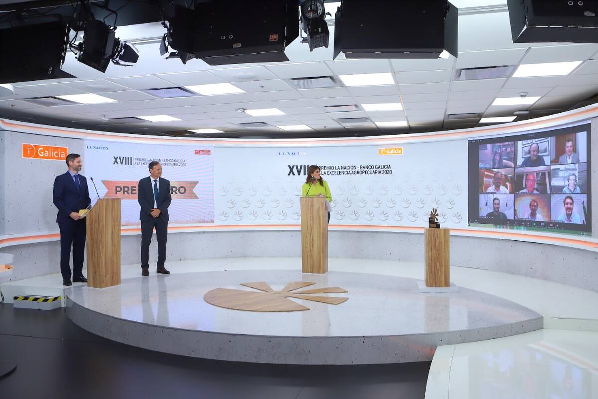 Francisco Seghezzo, CEO de LA NACION, y Fabián Kon, CEO de Banco Galicia, con la conductora Eleonora Cole en la edición del año pasado