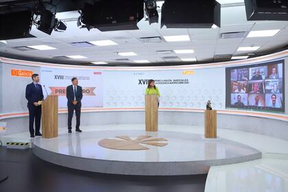 Francisco Seghezzo, CEO de LA NACION, y Fabián Kon, CEO de Banco Galicia, con la conductora Eleonora Cole en la edición del año pasado