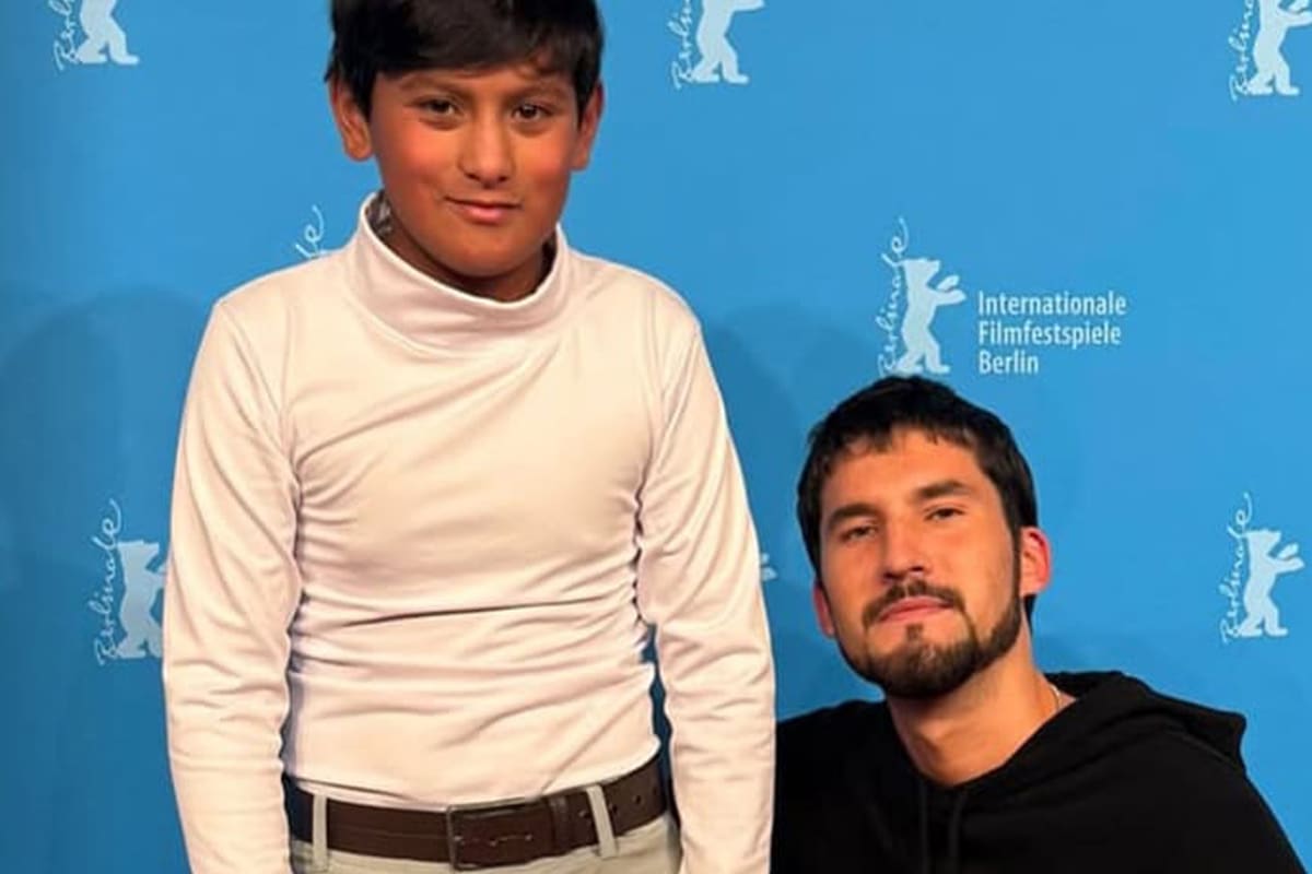 Francisco Tinelli junto al protagonista del film El tren fluvial
