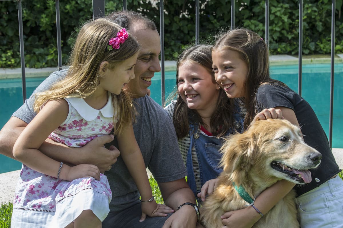 Francisco Vigo (46) junto a sus hijas, Trinidad, Rosario y Pilar, en el jardín de su casa