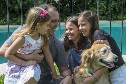 Francisco Vigo (46) junto a sus hijas, Trinidad, Rosario y Pilar, en el jardín de su casa