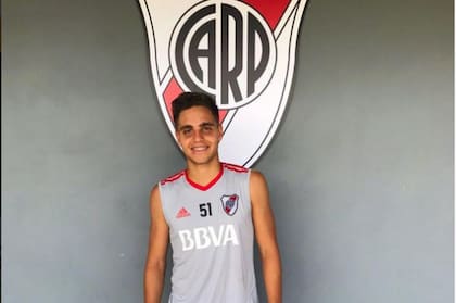 Francisco vivió cuatro años en el instituto River Plate y jugó para ellos.