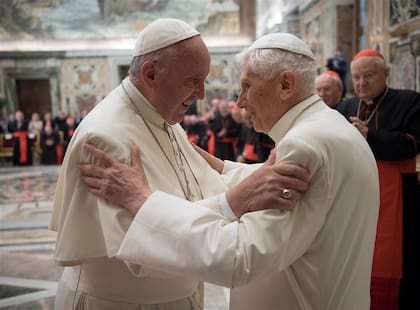 Francisco y Benedicto, en un acto en el Vaticano