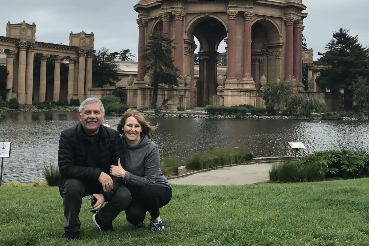 Francisco y Liliana Sotelo, en el palacio de Bellas Artes, en San Francisco