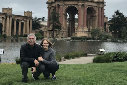Francisco y Liliana Sotelo, en el palacio de Bellas Artes, en San Francisco