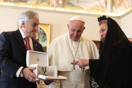Francisco y Piñera intercambiaron regalos en su reunión de media hora