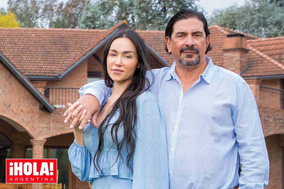 Franck y su pareja, Celine Garouty, posan en el jardín de la casa ubicada en Centauros.