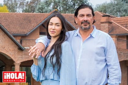 Franck y su pareja, Celine Garouty, posan en el jardín de la casa ubicada en Centauros.
