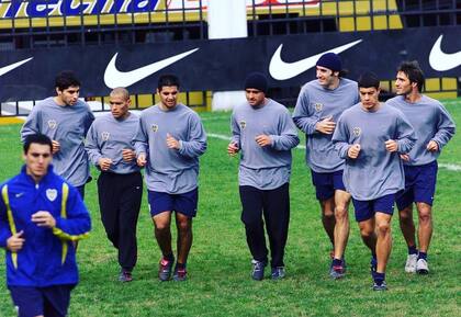 Franco Cángele junto al resto del plantel de Boca: Clemente Rodríguez, Riquelme, Schiavi, Battaglia y Barros Schelotto