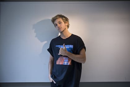 El actor está ampliando sus fronteras también en lo actoral: está grabando una serie en Europa