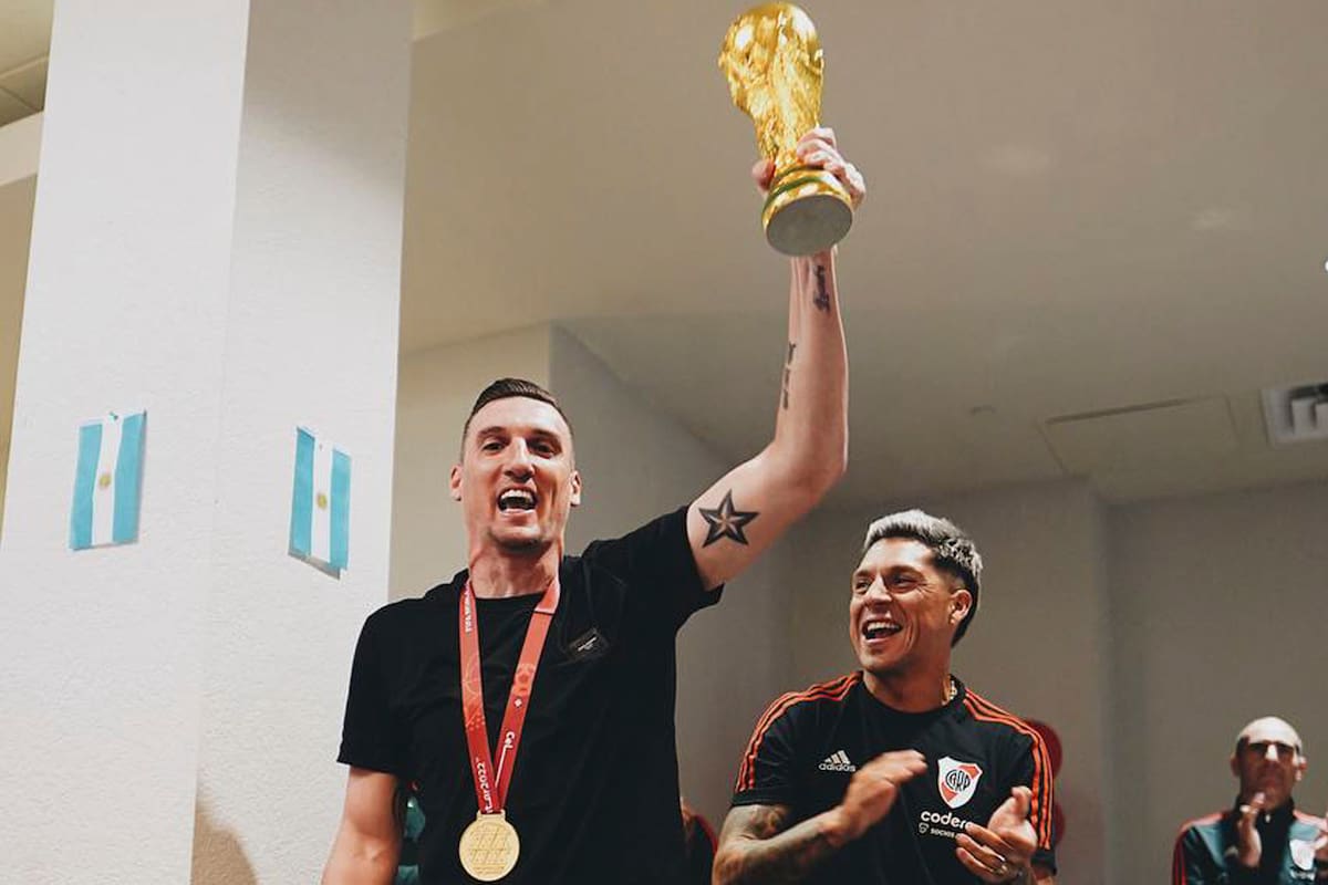 Franco Armani con la Copa del Mundo en River Plate