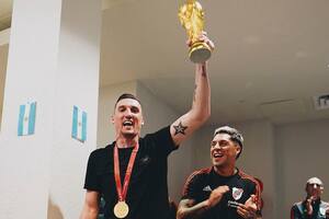 Franco Armani con la Copa del Mundo en River Plate