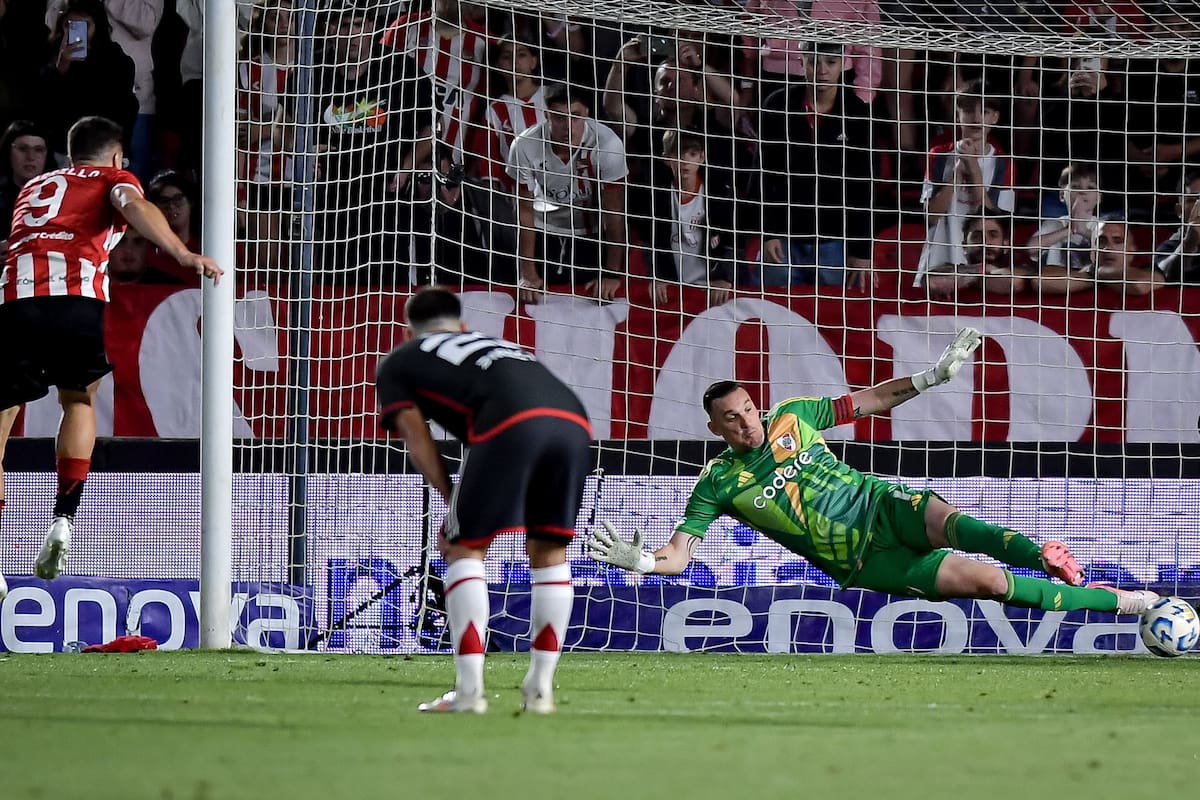 Franco Armani desvía con los pies el penal que ejecuta Guido Carrillo; pudo ser el 2-2 pero el 1 tuvo siete tapadas impresionantes
