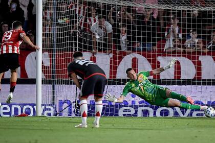 Franco Armani desvía con los pies el penal que ejecuta Guido Carrillo; pudo ser el 2-2 pero el 1 tuvo siete tapadas impresionantes