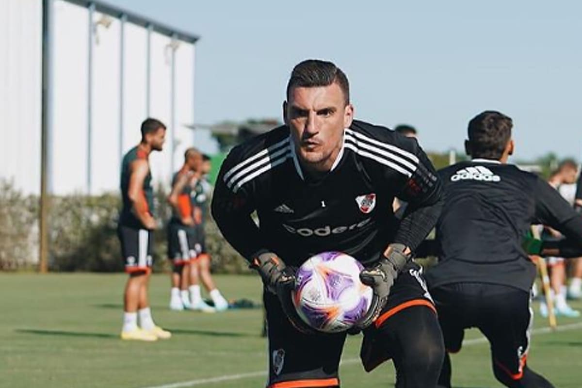 Franco Armani, en un entrenamiento: River sufre en defensa como no solía hacerlo en el ciclo Demichelis