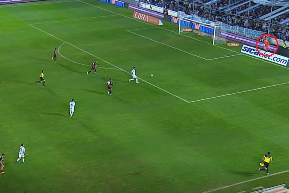 Franco Armani está fuera de la cancha buscando una pelota mientras la acción continuaba sin que él se hubiera dado cuenta