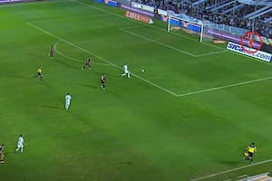 Franco Armani está fuera de la cancha buscando una pelota mientras la acción continuaba sin que él se hubiera dado cuenta