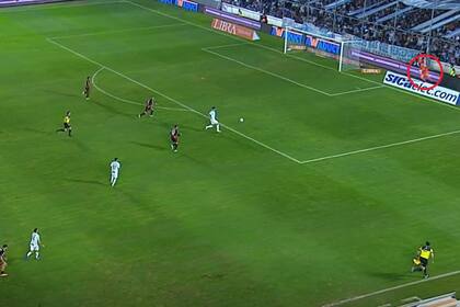 Franco Armani está fuera de la cancha buscando una pelota mientras la acción continuaba sin que él se hubiera dado cuenta