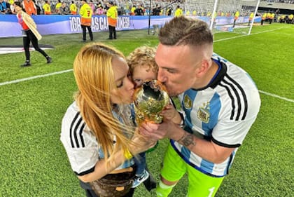 Franco Armani junto a su familia, en un momento cumbre de su carrera: campeón mundial con Argentina. Sucedió hace menos de seis meses
