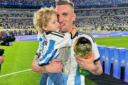 Franco Armani junto a su familia durante los festejos del Mundial Qatar 2022