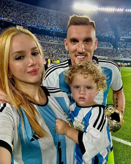 Franco Armani junto a su mujer Daniela Rendón y su hijo Valentino