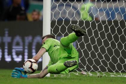 Franco Armani le ataja el remate a David, el segundo que detuvo en la definición