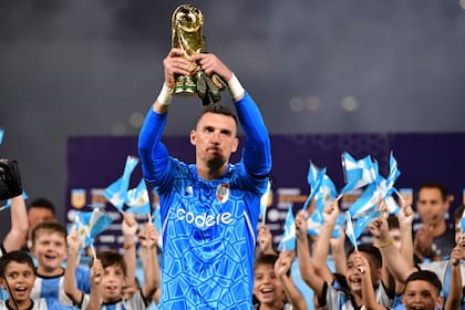 Franco Armani levanta una Copa del Mundo simbólica: ocurrió el sábado, en Santiago del Estero, cuando volvió a jugar oficialmente para River